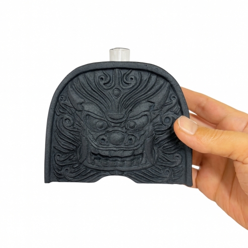 Oni Guardian Vase（鬼守の一輪）正面画像(手に持っている様子)