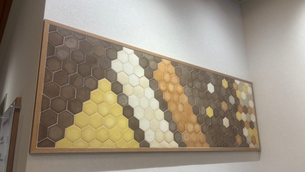 研究棟エントランス／ヘキサゴンパネル 全体