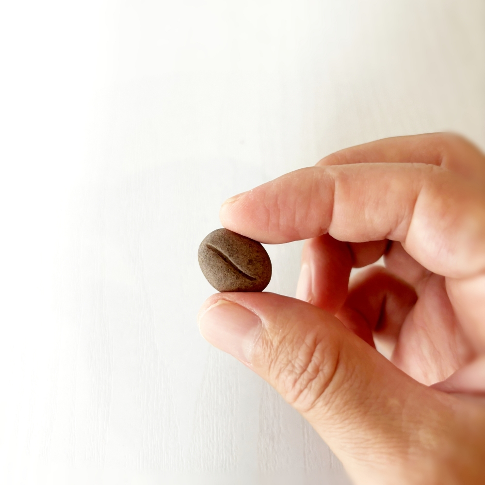 COFFEE STONE Pin Badge - Bean（手に持って）