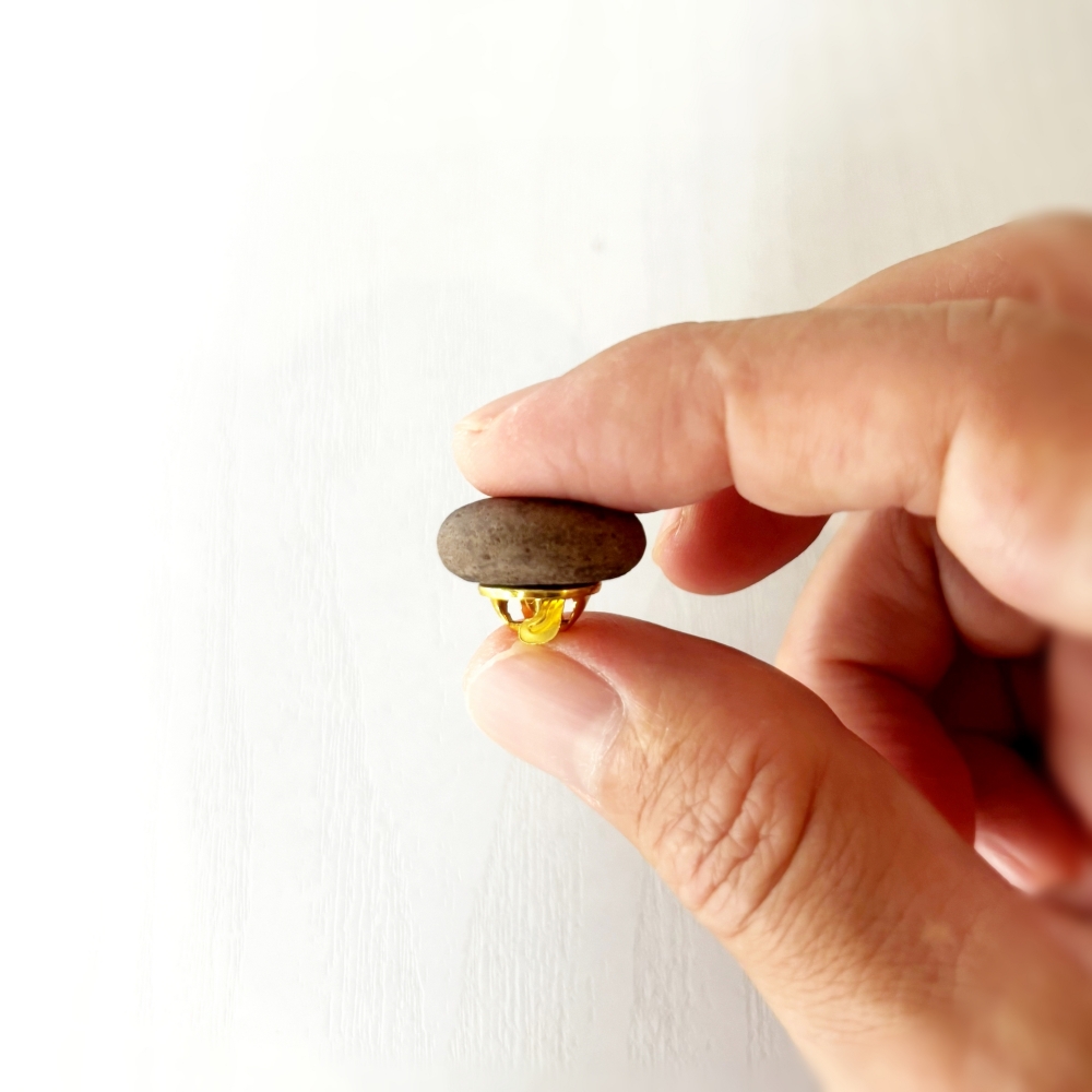 COFFEE STONE Pin Badge - Bean（手に持って-横）